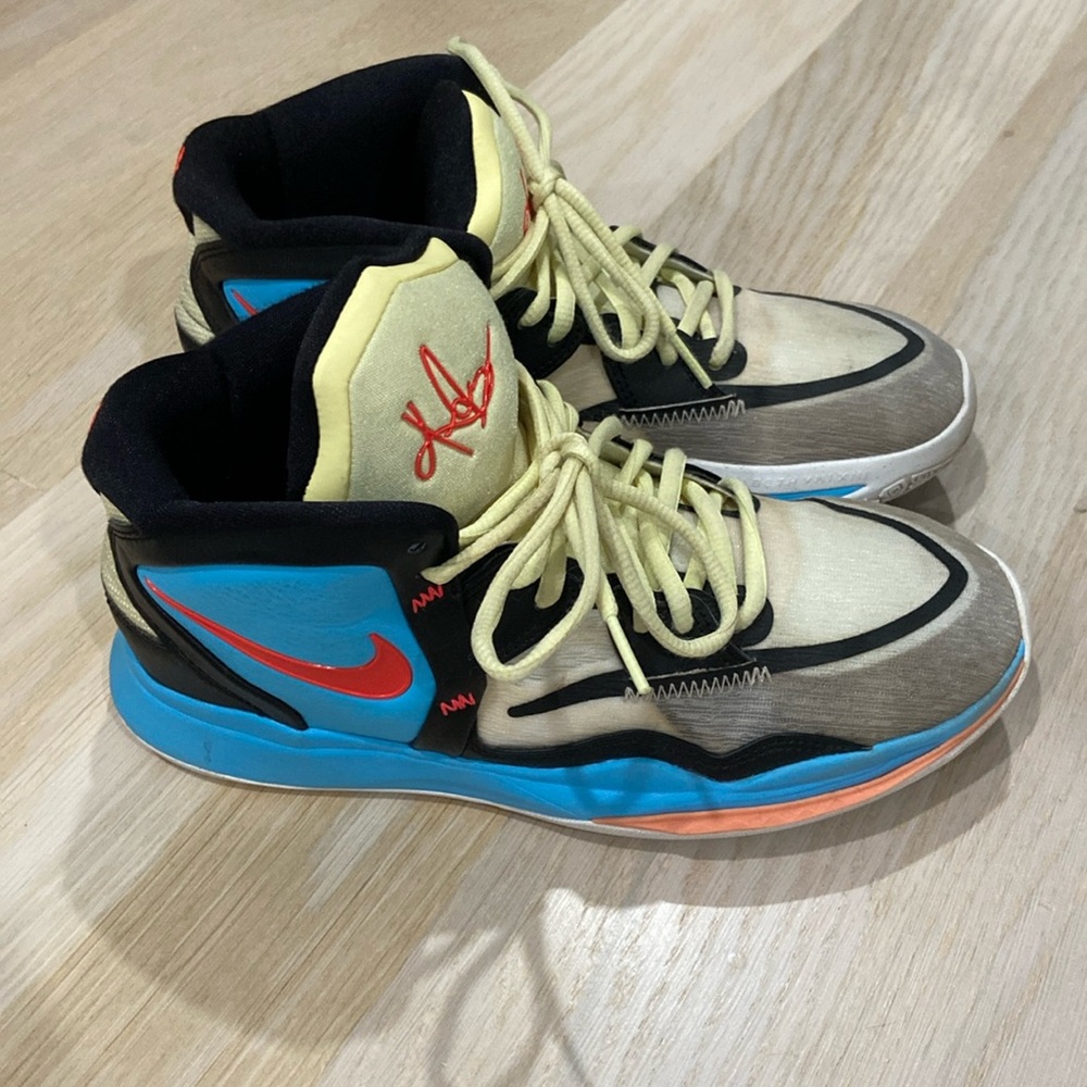 Nike Kyrie 8 SE size 7Y
